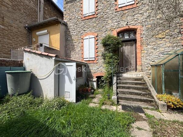 Maison de ville, 3 faces, composée de 2 appartements distincts ( T4 et T3), d'environ 85 m² chacun avec garage et jardin clos et arboré avec carport sur 255 m² de parcelle.
Equipée de deux cuisines intégrées, salle d'eau récente, toilette séparé x 2 et  cellier.
Idéal investisseur, professionnel ou grande famille.
Elle est composé de deux entrées distinctes, le bien est bien rénové, aucun travaux à prévoir.
Maison saine et lumineuse, TF 1187 € - DPE D