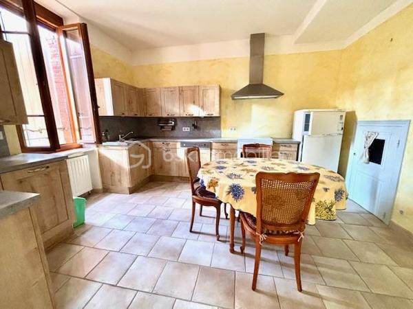 Maison de ville, 3 faces, composée de 2 appartements distincts ( T4 et T3), d'environ 85 m² chacun avec garage et jardin clos et arboré avec carport sur 255 m² de parcelle.
Equipée de deux cuisines intégrées, salle d'eau récente, toilette séparé x 2 et  cellier.
Idéal investisseur, professionnel ou grande famille.
Elle est composé de deux entrées distinctes, le bien est bien rénové, aucun travaux à prévoir.
Maison saine et lumineuse, TF 1187 € - DPE D