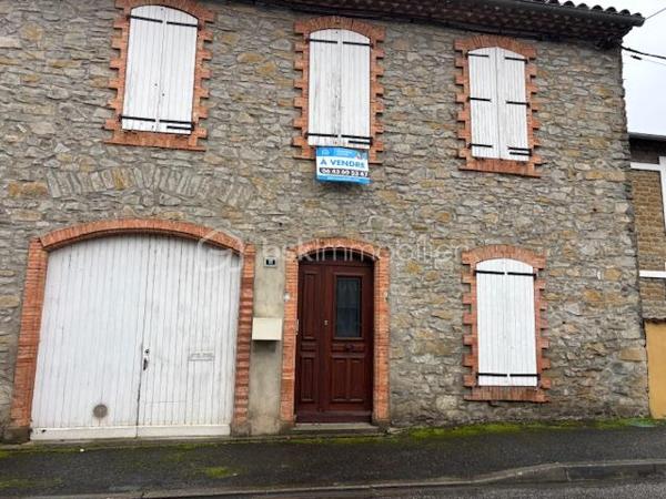 Maison de ville, 3 faces, composée de 2 appartements distincts ( T4 et T3), d'environ 85 m² chacun avec garage et jardin clos et arboré avec carport sur 255 m² de parcelle.
Equipée de deux cuisines intégrées, salle d'eau récente, toilette séparé x 2 et  cellier.
Idéal investisseur, professionnel ou grande famille.
Elle est composé de deux entrées distinctes, le bien est bien rénové, aucun travaux à prévoir.
Maison saine et lumineuse, TF 1187 € - DPE D