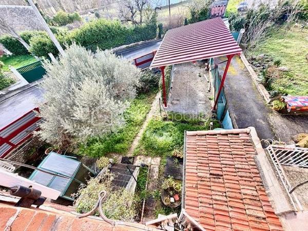 Maison de ville, 3 faces, composée de 2 appartements distincts ( T4 et T3), d'environ 85 m² chacun avec garage et jardin clos et arboré avec carport sur 255 m² de parcelle.
Equipée de deux cuisines intégrées, salle d'eau récente, toilette séparé x 2 et  cellier.
Idéal investisseur, professionnel ou grande famille.
Elle est composé de deux entrées distinctes, le bien est bien rénové, aucun travaux à prévoir.
Maison saine et lumineuse, TF 1187 € - DPE D