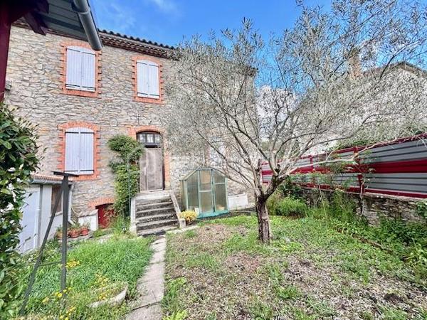 Maison de ville, 3 faces, composée de 2 appartements distincts ( T4 et T3), d'environ 85 m² chacun avec garage et jardin clos et arboré avec carport sur 255 m² de parcelle.
Equipée de deux cuisines intégrées, salle d'eau récente, toilette séparé x 2 et  cellier.
Idéal investisseur, professionnel ou grande famille.
Elle est composé de deux entrées distinctes, le bien est bien rénové, aucun travaux à prévoir.
Maison saine et lumineuse, TF 1187 € - DPE D