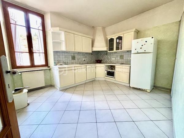 Maison de ville, 3 faces, composée de 2 appartements distincts ( T4 et T3), d'environ 85 m² chacun avec garage et jardin clos et arboré avec carport sur 255 m² de parcelle.
Equipée de deux cuisines intégrées, salle d'eau récente, toilette séparé x 2 et  cellier.
Idéal investisseur, professionnel ou grande famille.
Elle est composé de deux entrées distinctes, le bien est bien rénové, aucun travaux à prévoir.
Maison saine et lumineuse, TF 1187 € - DPE D