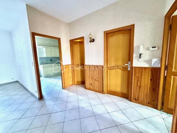 Maison de ville, 3 faces, composée de 2 appartements distincts ( T4 et T3), d'environ 85 m² chacun avec garage et jardin clos et arboré avec carport sur 255 m² de parcelle.
Equipée de deux cuisines intégrées, salle d'eau récente, toilette séparé x 2 et  cellier.
Idéal investisseur, professionnel ou grande famille.
Elle est composé de deux entrées distinctes, le bien est bien rénové, aucun travaux à prévoir.
Maison saine et lumineuse, TF 1187 € - DPE D