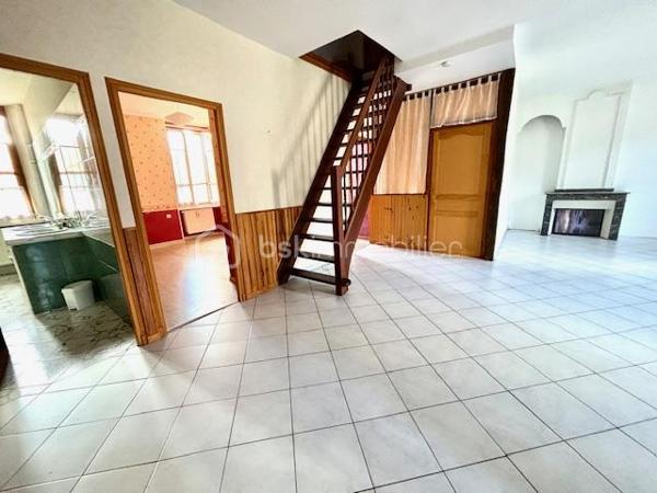 Maison de ville, 3 faces, composée de 2 appartements distincts ( T4 et T3), d'environ 85 m² chacun avec garage et jardin clos et arboré avec carport sur 255 m² de parcelle.
Equipée de deux cuisines intégrées, salle d'eau récente, toilette séparé x 2 et  cellier.
Idéal investisseur, professionnel ou grande famille.
Elle est composé de deux entrées distinctes, le bien est bien rénové, aucun travaux à prévoir.
Maison saine et lumineuse, TF 1187 € - DPE D