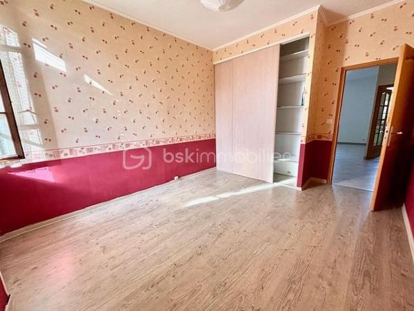 Maison de ville, 3 faces, composée de 2 appartements distincts ( T4 et T3), d'environ 85 m² chacun avec garage et jardin clos et arboré avec carport sur 255 m² de parcelle.
Equipée de deux cuisines intégrées, salle d'eau récente, toilette séparé x 2 et  cellier.
Idéal investisseur, professionnel ou grande famille.
Elle est composé de deux entrées distinctes, le bien est bien rénové, aucun travaux à prévoir.
Maison saine et lumineuse, TF 1187 € - DPE D