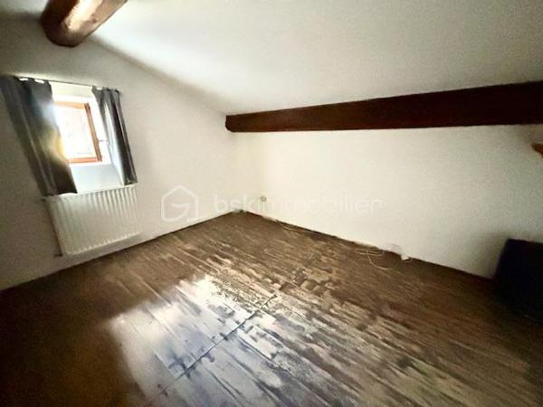 Maison de ville, 3 faces, composée de 2 appartements distincts ( T4 et T3), d'environ 85 m² chacun avec garage et jardin clos et arboré avec carport sur 255 m² de parcelle.
Equipée de deux cuisines intégrées, salle d'eau récente, toilette séparé x 2 et  cellier.
Idéal investisseur, professionnel ou grande famille.
Elle est composé de deux entrées distinctes, le bien est bien rénové, aucun travaux à prévoir.
Maison saine et lumineuse, TF 1187 € - DPE D