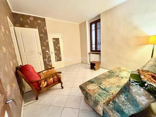 Maison de ville, 3 faces, composée de 2 appartements distincts ( T4 et T3), d'environ 85 m² chacun avec garage et jardin clos et arboré avec carport sur 255 m² de parcelle.
Equipée de deux cuisines intégrées, salle d'eau récente, toilette séparé x 2 et  cellier.
Idéal investisseur, professionnel ou grande famille.
Elle est composé de deux entrées distinctes, le bien est bien rénové, aucun travaux à prévoir.
Maison saine et lumineuse, TF 1187 € - DPE D