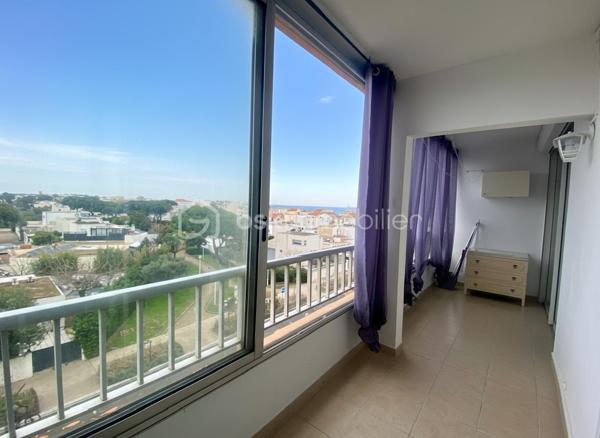 Aucun travaux à prévoir pour cet appartement situé au 4ᵉ étage.
Il se compose d’un salon-séjour lumineux, d’une chambre confortable, ainsi que d’une loggia de 9 m² bénéficiant d’une vue dégagée sur la mer et les étangs, un atout particulièrement recherché.

L’appartement dispose de prestations appréciées :

Double vitrage

Stores électriques

Chauffage par radiants à cœur de fonte

Local vélos commun

Situé à Carnon, à seulement 3 minutes à pied de la mer, il profite d’un environnement côtier privilégié : promenades le long des étangs, plages accessibles à pied, commerces de proximité (boulangerie, supérette, restaurants, marché local), écoles maternelles et primaires à proximité.
Accès rapide vers Montpellier, transports en commun, et aéroport Montpellier-Méditerranée à 10 minutes.



 un bien d’exception avec vue mer.

Des travaux seraient à prévoir pour réunir les deux appartements, mais le potentiel est exceptionnel.

💼 Un investissement attractif
Location annuelle : loyer estimé à 590 € CC minimum

Location saisonnière possible, forte demande sur le secteur bord de mer

Très bon rendement locatif, encore amélioré en cas de réunion des deux lots

💰 Prix de vente : 185 000 €


Contactez-nous pour plus d’informations ou pour organiser une visite.
Vidéo sur demande.