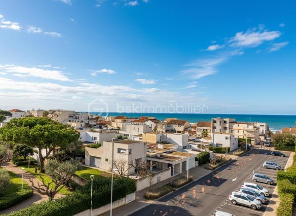 Aucun travaux à prévoir pour cet appartement situé au 4ᵉ étage.
Il se compose d’un salon-séjour lumineux, d’une chambre confortable, ainsi que d’une loggia de 9 m² bénéficiant d’une vue dégagée sur la mer et les étangs, un atout particulièrement recherché.

L’appartement dispose de prestations appréciées :

Double vitrage

Stores électriques

Chauffage par radiants à cœur de fonte

Local vélos commun

Situé à Carnon, à seulement 3 minutes à pied de la mer, il profite d’un environnement côtier privilégié : promenades le long des étangs, plages accessibles à pied, commerces de proximité (boulangerie, supérette, restaurants, marché local), écoles maternelles et primaires à proximité.
Accès rapide vers Montpellier, transports en commun, et aéroport Montpellier-Méditerranée à 10 minutes.



 un bien d’exception avec vue mer.

Des travaux seraient à prévoir pour réunir les deux appartements, mais le potentiel est exceptionnel.

💼 Un investissement attractif
Location annuelle : loyer estimé à 590 € CC minimum

Location saisonnière possible, forte demande sur le secteur bord de mer

Très bon rendement locatif, encore amélioré en cas de réunion des deux lots

💰 Prix de vente : 185 000 €


Contactez-nous pour plus d’informations ou pour organiser une visite.
Vidéo sur demande.