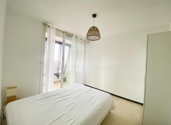 Aucun travaux à prévoir pour cet appartement situé au 4ᵉ étage.
Il se compose d’un salon-séjour lumineux, d’une chambre confortable, ainsi que d’une loggia de 9 m² bénéficiant d’une vue dégagée sur la mer et les étangs, un atout particulièrement recherché.

L’appartement dispose de prestations appréciées :

Double vitrage

Stores électriques

Chauffage par radiants à cœur de fonte

Local vélos commun

Situé à Carnon, à seulement 3 minutes à pied de la mer, il profite d’un environnement côtier privilégié : promenades le long des étangs, plages accessibles à pied, commerces de proximité (boulangerie, supérette, restaurants, marché local), écoles maternelles et primaires à proximité.
Accès rapide vers Montpellier, transports en commun, et aéroport Montpellier-Méditerranée à 10 minutes.



 un bien d’exception avec vue mer.

Des travaux seraient à prévoir pour réunir les deux appartements, mais le potentiel est exceptionnel.

💼 Un investissement attractif
Location annuelle : loyer estimé à 590 € CC minimum

Location saisonnière possible, forte demande sur le secteur bord de mer

Très bon rendement locatif, encore amélioré en cas de réunion des deux lots

💰 Prix de vente : 185 000 €


Contactez-nous pour plus d’informations ou pour organiser une visite.
Vidéo sur demande.