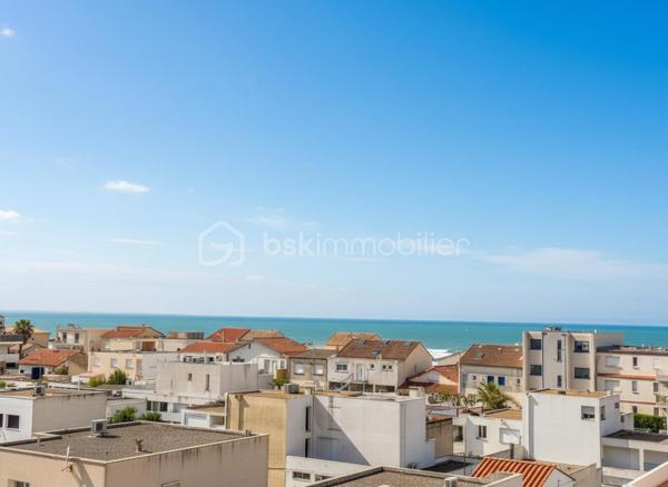 Aucun travaux à prévoir pour cet appartement situé au 4ᵉ étage.
Il se compose d’un salon-séjour lumineux, d’une chambre confortable, ainsi que d’une loggia de 9 m² bénéficiant d’une vue dégagée sur la mer et les étangs, un atout particulièrement recherché.

L’appartement dispose de prestations appréciées :

Double vitrage

Stores électriques

Chauffage par radiants à cœur de fonte

Local vélos commun

Situé à Carnon, à seulement 3 minutes à pied de la mer, il profite d’un environnement côtier privilégié : promenades le long des étangs, plages accessibles à pied, commerces de proximité (boulangerie, supérette, restaurants, marché local), écoles maternelles et primaires à proximité.
Accès rapide vers Montpellier, transports en commun, et aéroport Montpellier-Méditerranée à 10 minutes.



 un bien d’exception avec vue mer.

Des travaux seraient à prévoir pour réunir les deux appartements, mais le potentiel est exceptionnel.

💼 Un investissement attractif
Location annuelle : loyer estimé à 590 € CC minimum

Location saisonnière possible, forte demande sur le secteur bord de mer

Très bon rendement locatif, encore amélioré en cas de réunion des deux lots

💰 Prix de vente : 185 000 €


Contactez-nous pour plus d’informations ou pour organiser une visite.
Vidéo sur demande.