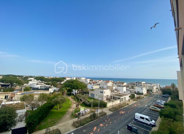 Aucun travaux à prévoir pour cet appartement situé au 4ᵉ étage.
Il se compose d’un salon-séjour lumineux, d’une chambre confortable, ainsi que d’une loggia de 9 m² bénéficiant d’une vue dégagée sur la mer et les étangs, un atout particulièrement recherché.

L’appartement dispose de prestations appréciées :

Double vitrage

Stores électriques

Chauffage par radiants à cœur de fonte

Local vélos commun

Situé à Carnon, à seulement 3 minutes à pied de la mer, il profite d’un environnement côtier privilégié : promenades le long des étangs, plages accessibles à pied, commerces de proximité (boulangerie, supérette, restaurants, marché local), écoles maternelles et primaires à proximité.
Accès rapide vers Montpellier, transports en commun, et aéroport Montpellier-Méditerranée à 10 minutes.



 un bien d’exception avec vue mer.

Des travaux seraient à prévoir pour réunir les deux appartements, mais le potentiel est exceptionnel.

💼 Un investissement attractif
Location annuelle : loyer estimé à 590 € CC minimum

Location saisonnière possible, forte demande sur le secteur bord de mer

Très bon rendement locatif, encore amélioré en cas de réunion des deux lots

💰 Prix de vente : 185 000 €


Contactez-nous pour plus d’informations ou pour organiser une visite.
Vidéo sur demande.