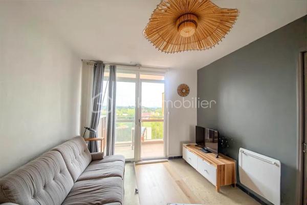Aucun travaux à prévoir pour cet appartement situé au 4ᵉ étage.
Il se compose d’un salon-séjour lumineux, d’une chambre confortable, ainsi que d’une loggia de 9 m² bénéficiant d’une vue dégagée sur la mer et les étangs, un atout particulièrement recherché.

L’appartement dispose de prestations appréciées :

Double vitrage

Stores électriques

Chauffage par radiants à cœur de fonte

Local vélos commun

Situé à Carnon, à seulement 3 minutes à pied de la mer, il profite d’un environnement côtier privilégié : promenades le long des étangs, plages accessibles à pied, commerces de proximité (boulangerie, supérette, restaurants, marché local), écoles maternelles et primaires à proximité.
Accès rapide vers Montpellier, transports en commun, et aéroport Montpellier-Méditerranée à 10 minutes.



 un bien d’exception avec vue mer.

Des travaux seraient à prévoir pour réunir les deux appartements, mais le potentiel est exceptionnel.

💼 Un investissement attractif
Location annuelle : loyer estimé à 590 € CC minimum

Location saisonnière possible, forte demande sur le secteur bord de mer

Très bon rendement locatif, encore amélioré en cas de réunion des deux lots

💰 Prix de vente : 185 000 €


Contactez-nous pour plus d’informations ou pour organiser une visite.
Vidéo sur demande.