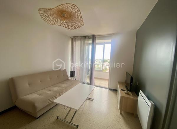 Aucun travaux à prévoir pour cet appartement situé au 4ᵉ étage.
Il se compose d’un salon-séjour lumineux, d’une chambre confortable, ainsi que d’une loggia de 9 m² bénéficiant d’une vue dégagée sur la mer et les étangs, un atout particulièrement recherché.

L’appartement dispose de prestations appréciées :

Double vitrage

Stores électriques

Chauffage par radiants à cœur de fonte

Local vélos commun

Situé à Carnon, à seulement 3 minutes à pied de la mer, il profite d’un environnement côtier privilégié : promenades le long des étangs, plages accessibles à pied, commerces de proximité (boulangerie, supérette, restaurants, marché local), écoles maternelles et primaires à proximité.
Accès rapide vers Montpellier, transports en commun, et aéroport Montpellier-Méditerranée à 10 minutes.



 un bien d’exception avec vue mer.

Des travaux seraient à prévoir pour réunir les deux appartements, mais le potentiel est exceptionnel.

💼 Un investissement attractif
Location annuelle : loyer estimé à 590 € CC minimum

Location saisonnière possible, forte demande sur le secteur bord de mer

Très bon rendement locatif, encore amélioré en cas de réunion des deux lots

💰 Prix de vente : 185 000 €


Contactez-nous pour plus d’informations ou pour organiser une visite.
Vidéo sur demande.