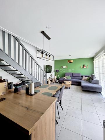 Découvrez cette maison de construction récente (2023) située dans le nouvel écoquartier de l’Union, à Tourcoing. Cette maison, en copropriété, sécurisée par portail, offre un rez-de-chaussée avec une chambre et une salle de douche, un séjour lumineux ouvert sur une cuisine entièrement équipée. À l’étage, deux chambres supplémentaires et une salle de bain. Profitez également d’un jardin privatif et d’une place de parking couverte. Un cadre de vie moderne, écologique et idéalement situé. »