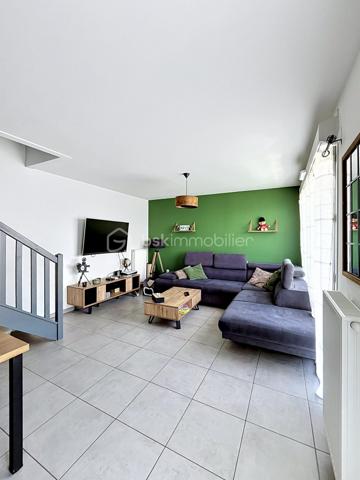 Découvrez cette maison de construction récente (2023) située dans le nouvel écoquartier de l’Union, à Tourcoing. Cette maison, en copropriété, sécurisée par portail, offre un rez-de-chaussée avec une chambre et une salle de douche, un séjour lumineux ouvert sur une cuisine entièrement équipée. À l’étage, deux chambres supplémentaires et une salle de bain. Profitez également d’un jardin privatif et d’une place de parking couverte. Un cadre de vie moderne, écologique et idéalement situé. »