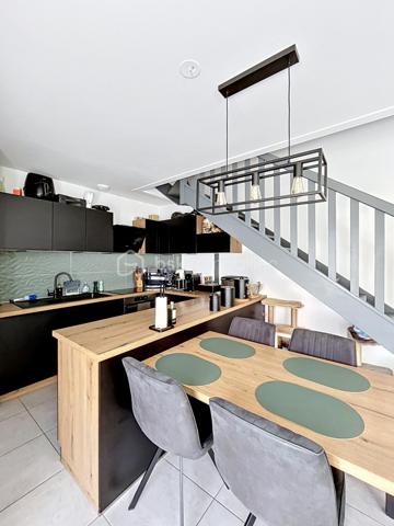 Découvrez cette maison de construction récente (2023) située dans le nouvel écoquartier de l’Union, à Tourcoing. Cette maison, en copropriété, sécurisée par portail, offre un rez-de-chaussée avec une chambre et une salle de douche, un séjour lumineux ouvert sur une cuisine entièrement équipée. À l’étage, deux chambres supplémentaires et une salle de bain. Profitez également d’un jardin privatif et d’une place de parking couverte. Un cadre de vie moderne, écologique et idéalement situé. »