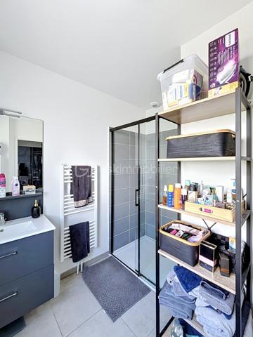Découvrez cette maison de construction récente (2023) située dans le nouvel écoquartier de l’Union, à Tourcoing. Cette maison, en copropriété, sécurisée par portail, offre un rez-de-chaussée avec une chambre et une salle de douche, un séjour lumineux ouvert sur une cuisine entièrement équipée. À l’étage, deux chambres supplémentaires et une salle de bain. Profitez également d’un jardin privatif et d’une place de parking couverte. Un cadre de vie moderne, écologique et idéalement situé. »