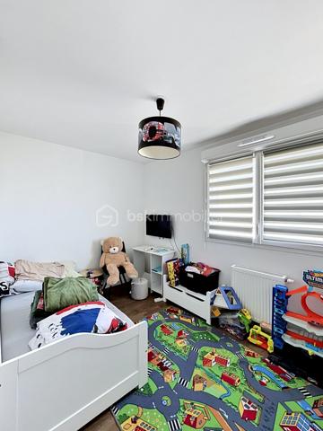 Découvrez cette maison de construction récente (2023) située dans le nouvel écoquartier de l’Union, à Tourcoing. Cette maison, en copropriété, sécurisée par portail, offre un rez-de-chaussée avec une chambre et une salle de douche, un séjour lumineux ouvert sur une cuisine entièrement équipée. À l’étage, deux chambres supplémentaires et une salle de bain. Profitez également d’un jardin privatif et d’une place de parking couverte. Un cadre de vie moderne, écologique et idéalement situé. »