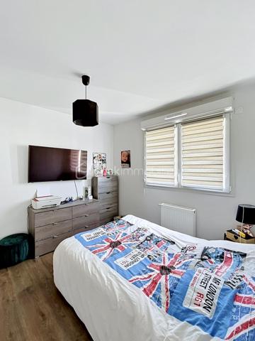 Découvrez cette maison de construction récente (2023) située dans le nouvel écoquartier de l’Union, à Tourcoing. Cette maison, en copropriété, sécurisée par portail, offre un rez-de-chaussée avec une chambre et une salle de douche, un séjour lumineux ouvert sur une cuisine entièrement équipée. À l’étage, deux chambres supplémentaires et une salle de bain. Profitez également d’un jardin privatif et d’une place de parking couverte. Un cadre de vie moderne, écologique et idéalement situé. »