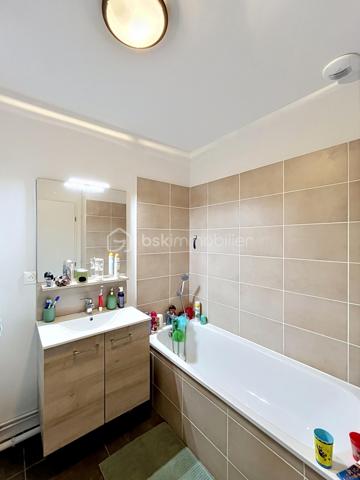 Découvrez cette maison de construction récente (2023) située dans le nouvel écoquartier de l’Union, à Tourcoing. Cette maison, en copropriété, sécurisée par portail, offre un rez-de-chaussée avec une chambre et une salle de douche, un séjour lumineux ouvert sur une cuisine entièrement équipée. À l’étage, deux chambres supplémentaires et une salle de bain. Profitez également d’un jardin privatif et d’une place de parking couverte. Un cadre de vie moderne, écologique et idéalement situé. »