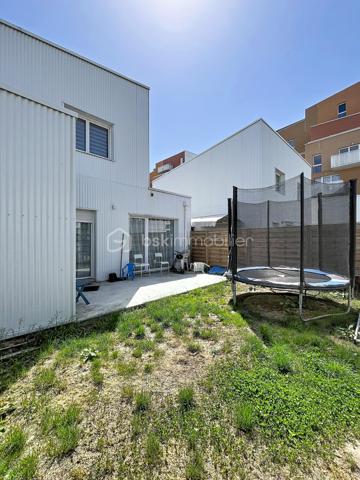 Découvrez cette maison de construction récente (2023) située dans le nouvel écoquartier de l’Union, à Tourcoing. Cette maison, en copropriété, sécurisée par portail, offre un rez-de-chaussée avec une chambre et une salle de douche, un séjour lumineux ouvert sur une cuisine entièrement équipée. À l’étage, deux chambres supplémentaires et une salle de bain. Profitez également d’un jardin privatif et d’une place de parking couverte. Un cadre de vie moderne, écologique et idéalement situé. »