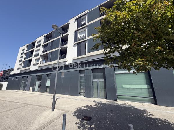 Au cœur du centre-ville de Villefontaine, à proximité immédiate des commerces, services et commodités, découvrez cette opportunité destinée aux investisseurs à la recherche d’un projet immobilier à fort potentiel.

Situé au 2ᵉ étage d’un immeuble construit en 2015, ce vaste espace d’environ 297 m² offre la possibilité de développer un projet de 4 logements, représentant près de 289 m² habitables.

UN PROJET DE 4 APPARTEMENTS DÉJÀ ÉTUDIÉ

Le projet prévoit la création de :

* T4 – 89,60 m²
* T4 – 81,56 m²
* T3 – 50,45 m²
* T3 – 67,68 m²

Soit 4 logements indépendants et près de 289 m² habitables.

Le bien bénéficie d’un permis de construire obtenu pour une destination logements, permettant à l’acquéreur de se positionner sur une opération dont le potentiel a déjà été étudié.

LES ATOUTS DE L’OPÉRATION

✓ Environ 297 m² à valoriser
✓ 4 logements projetés
✓ Près de 289 m² habitables
✓ 5 places de parking
✓ Permis de construire obtenu
✓ Plans et projet déjà étudiés
✓ Immeuble récent de 2015
✓ Ascenseur situé au 1er étage – n°3
✓ Emplacement central à Villefontaine
✓ Commerces et commodités à proximité
✓ Potentiel de création de valeur

UNE STRATÉGIE D’INVESTISSEMENT À FORTE VALEUR AJOUTÉE

L’intérêt majeur de cette opération réside dans la reconfiguration d’un grand volume en plusieurs logements, permettant d’envisager différentes stratégies selon les objectifs de l’acquéreur :

• Acquisition + travaux + revente à la découpe
• Conservation des logements dans une stratégie patrimoniale
• Mise en location des appartements après transformation

Une opération particulièrement intéressante pour un marchand de biens, un investisseur ou un opérateur immobilier maîtrisant les travaux et souhaitant exploiter un potentiel de valorisation.

 Dossier complet et plans disponibles sur demande.

Une opportunité rare pour un investisseur souhaitant acquérir un actif présentant un potentiel de transformation et de création de valeur au cœur de Villefontaine.

Vous souhaitez découvrir le potentiel de cette opération ? Contactez-moi pour organiser une visite.