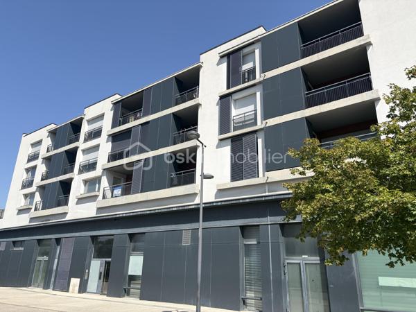 Au cœur du centre-ville de Villefontaine, à proximité immédiate des commerces, services et commodités, découvrez cette opportunité destinée aux investisseurs à la recherche d’un projet immobilier à fort potentiel.

Situé au 2ᵉ étage d’un immeuble construit en 2015, ce vaste espace d’environ 297 m² offre la possibilité de développer un projet de 4 logements, représentant près de 289 m² habitables.

UN PROJET DE 4 APPARTEMENTS DÉJÀ ÉTUDIÉ

Le projet prévoit la création de :

* T4 – 89,60 m²
* T4 – 81,56 m²
* T3 – 50,45 m²
* T3 – 67,68 m²

Soit 4 logements indépendants et près de 289 m² habitables.

Le bien bénéficie d’un permis de construire obtenu pour une destination logements, permettant à l’acquéreur de se positionner sur une opération dont le potentiel a déjà été étudié.

LES ATOUTS DE L’OPÉRATION

✓ Environ 297 m² à valoriser
✓ 4 logements projetés
✓ Près de 289 m² habitables
✓ 5 places de parking
✓ Permis de construire obtenu
✓ Plans et projet déjà étudiés
✓ Immeuble récent de 2015
✓ Ascenseur situé au 1er étage – n°3
✓ Emplacement central à Villefontaine
✓ Commerces et commodités à proximité
✓ Potentiel de création de valeur

UNE STRATÉGIE D’INVESTISSEMENT À FORTE VALEUR AJOUTÉE

L’intérêt majeur de cette opération réside dans la reconfiguration d’un grand volume en plusieurs logements, permettant d’envisager différentes stratégies selon les objectifs de l’acquéreur :

• Acquisition + travaux + revente à la découpe
• Conservation des logements dans une stratégie patrimoniale
• Mise en location des appartements après transformation

Une opération particulièrement intéressante pour un marchand de biens, un investisseur ou un opérateur immobilier maîtrisant les travaux et souhaitant exploiter un potentiel de valorisation.

 Dossier complet et plans disponibles sur demande.

Une opportunité rare pour un investisseur souhaitant acquérir un actif présentant un potentiel de transformation et de création de valeur au cœur de Villefontaine.

Vous souhaitez découvrir le potentiel de cette opération ? Contactez-moi pour organiser une visite.
