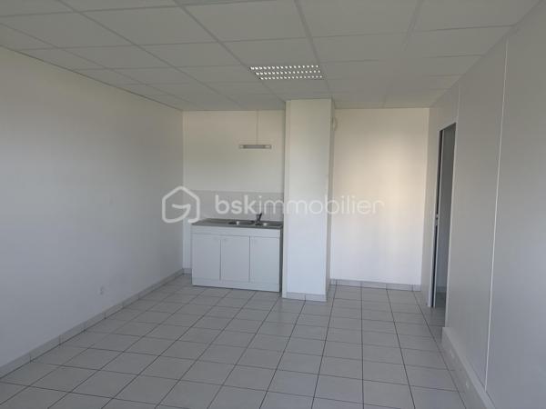 Au cœur du centre-ville de Villefontaine, à proximité immédiate des commerces, services et commodités, découvrez cette opportunité destinée aux investisseurs à la recherche d’un projet immobilier à fort potentiel.

Situé au 2ᵉ étage d’un immeuble construit en 2015, ce vaste espace d’environ 297 m² offre la possibilité de développer un projet de 4 logements, représentant près de 289 m² habitables.

UN PROJET DE 4 APPARTEMENTS DÉJÀ ÉTUDIÉ

Le projet prévoit la création de :

* T4 – 89,60 m²
* T4 – 81,56 m²
* T3 – 50,45 m²
* T3 – 67,68 m²

Soit 4 logements indépendants et près de 289 m² habitables.

Le bien bénéficie d’un permis de construire obtenu pour une destination logements, permettant à l’acquéreur de se positionner sur une opération dont le potentiel a déjà été étudié.

LES ATOUTS DE L’OPÉRATION

✓ Environ 297 m² à valoriser
✓ 4 logements projetés
✓ Près de 289 m² habitables
✓ 5 places de parking
✓ Permis de construire obtenu
✓ Plans et projet déjà étudiés
✓ Immeuble récent de 2015
✓ Ascenseur situé au 1er étage – n°3
✓ Emplacement central à Villefontaine
✓ Commerces et commodités à proximité
✓ Potentiel de création de valeur

UNE STRATÉGIE D’INVESTISSEMENT À FORTE VALEUR AJOUTÉE

L’intérêt majeur de cette opération réside dans la reconfiguration d’un grand volume en plusieurs logements, permettant d’envisager différentes stratégies selon les objectifs de l’acquéreur :

• Acquisition + travaux + revente à la découpe
• Conservation des logements dans une stratégie patrimoniale
• Mise en location des appartements après transformation

Une opération particulièrement intéressante pour un marchand de biens, un investisseur ou un opérateur immobilier maîtrisant les travaux et souhaitant exploiter un potentiel de valorisation.

 Dossier complet et plans disponibles sur demande.

Une opportunité rare pour un investisseur souhaitant acquérir un actif présentant un potentiel de transformation et de création de valeur au cœur de Villefontaine.

Vous souhaitez découvrir le potentiel de cette opération ? Contactez-moi pour organiser une visite.
