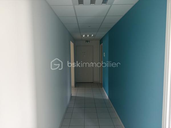 Au cœur du centre-ville de Villefontaine, à proximité immédiate des commerces, services et commodités, découvrez cette opportunité destinée aux investisseurs à la recherche d’un projet immobilier à fort potentiel.

Situé au 2ᵉ étage d’un immeuble construit en 2015, ce vaste espace d’environ 297 m² offre la possibilité de développer un projet de 4 logements, représentant près de 289 m² habitables.

UN PROJET DE 4 APPARTEMENTS DÉJÀ ÉTUDIÉ

Le projet prévoit la création de :

* T4 – 89,60 m²
* T4 – 81,56 m²
* T3 – 50,45 m²
* T3 – 67,68 m²

Soit 4 logements indépendants et près de 289 m² habitables.

Le bien bénéficie d’un permis de construire obtenu pour une destination logements, permettant à l’acquéreur de se positionner sur une opération dont le potentiel a déjà été étudié.

LES ATOUTS DE L’OPÉRATION

✓ Environ 297 m² à valoriser
✓ 4 logements projetés
✓ Près de 289 m² habitables
✓ 5 places de parking
✓ Permis de construire obtenu
✓ Plans et projet déjà étudiés
✓ Immeuble récent de 2015
✓ Ascenseur situé au 1er étage – n°3
✓ Emplacement central à Villefontaine
✓ Commerces et commodités à proximité
✓ Potentiel de création de valeur

UNE STRATÉGIE D’INVESTISSEMENT À FORTE VALEUR AJOUTÉE

L’intérêt majeur de cette opération réside dans la reconfiguration d’un grand volume en plusieurs logements, permettant d’envisager différentes stratégies selon les objectifs de l’acquéreur :

• Acquisition + travaux + revente à la découpe
• Conservation des logements dans une stratégie patrimoniale
• Mise en location des appartements après transformation

Une opération particulièrement intéressante pour un marchand de biens, un investisseur ou un opérateur immobilier maîtrisant les travaux et souhaitant exploiter un potentiel de valorisation.

 Dossier complet et plans disponibles sur demande.

Une opportunité rare pour un investisseur souhaitant acquérir un actif présentant un potentiel de transformation et de création de valeur au cœur de Villefontaine.

Vous souhaitez découvrir le potentiel de cette opération ? Contactez-moi pour organiser une visite.