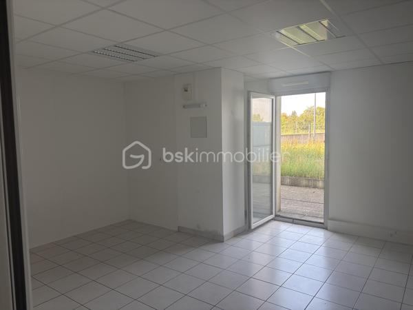Au cœur du centre-ville de Villefontaine, à proximité immédiate des commerces, services et commodités, découvrez cette opportunité destinée aux investisseurs à la recherche d’un projet immobilier à fort potentiel.

Situé au 2ᵉ étage d’un immeuble construit en 2015, ce vaste espace d’environ 297 m² offre la possibilité de développer un projet de 4 logements, représentant près de 289 m² habitables.

UN PROJET DE 4 APPARTEMENTS DÉJÀ ÉTUDIÉ

Le projet prévoit la création de :

* T4 – 89,60 m²
* T4 – 81,56 m²
* T3 – 50,45 m²
* T3 – 67,68 m²

Soit 4 logements indépendants et près de 289 m² habitables.

Le bien bénéficie d’un permis de construire obtenu pour une destination logements, permettant à l’acquéreur de se positionner sur une opération dont le potentiel a déjà été étudié.

LES ATOUTS DE L’OPÉRATION

✓ Environ 297 m² à valoriser
✓ 4 logements projetés
✓ Près de 289 m² habitables
✓ 5 places de parking
✓ Permis de construire obtenu
✓ Plans et projet déjà étudiés
✓ Immeuble récent de 2015
✓ Ascenseur situé au 1er étage – n°3
✓ Emplacement central à Villefontaine
✓ Commerces et commodités à proximité
✓ Potentiel de création de valeur

UNE STRATÉGIE D’INVESTISSEMENT À FORTE VALEUR AJOUTÉE

L’intérêt majeur de cette opération réside dans la reconfiguration d’un grand volume en plusieurs logements, permettant d’envisager différentes stratégies selon les objectifs de l’acquéreur :

• Acquisition + travaux + revente à la découpe
• Conservation des logements dans une stratégie patrimoniale
• Mise en location des appartements après transformation

Une opération particulièrement intéressante pour un marchand de biens, un investisseur ou un opérateur immobilier maîtrisant les travaux et souhaitant exploiter un potentiel de valorisation.

 Dossier complet et plans disponibles sur demande.

Une opportunité rare pour un investisseur souhaitant acquérir un actif présentant un potentiel de transformation et de création de valeur au cœur de Villefontaine.

Vous souhaitez découvrir le potentiel de cette opération ? Contactez-moi pour organiser une visite.