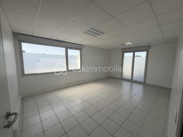 Au cœur du centre-ville de Villefontaine, à proximité immédiate des commerces, services et commodités, découvrez cette opportunité destinée aux investisseurs à la recherche d’un projet immobilier à fort potentiel.

Situé au 2ᵉ étage d’un immeuble construit en 2015, ce vaste espace d’environ 297 m² offre la possibilité de développer un projet de 4 logements, représentant près de 289 m² habitables.

UN PROJET DE 4 APPARTEMENTS DÉJÀ ÉTUDIÉ

Le projet prévoit la création de :

* T4 – 89,60 m²
* T4 – 81,56 m²
* T3 – 50,45 m²
* T3 – 67,68 m²

Soit 4 logements indépendants et près de 289 m² habitables.

Le bien bénéficie d’un permis de construire obtenu pour une destination logements, permettant à l’acquéreur de se positionner sur une opération dont le potentiel a déjà été étudié.

LES ATOUTS DE L’OPÉRATION

✓ Environ 297 m² à valoriser
✓ 4 logements projetés
✓ Près de 289 m² habitables
✓ 5 places de parking
✓ Permis de construire obtenu
✓ Plans et projet déjà étudiés
✓ Immeuble récent de 2015
✓ Ascenseur situé au 1er étage – n°3
✓ Emplacement central à Villefontaine
✓ Commerces et commodités à proximité
✓ Potentiel de création de valeur

UNE STRATÉGIE D’INVESTISSEMENT À FORTE VALEUR AJOUTÉE

L’intérêt majeur de cette opération réside dans la reconfiguration d’un grand volume en plusieurs logements, permettant d’envisager différentes stratégies selon les objectifs de l’acquéreur :

• Acquisition + travaux + revente à la découpe
• Conservation des logements dans une stratégie patrimoniale
• Mise en location des appartements après transformation

Une opération particulièrement intéressante pour un marchand de biens, un investisseur ou un opérateur immobilier maîtrisant les travaux et souhaitant exploiter un potentiel de valorisation.

 Dossier complet et plans disponibles sur demande.

Une opportunité rare pour un investisseur souhaitant acquérir un actif présentant un potentiel de transformation et de création de valeur au cœur de Villefontaine.

Vous souhaitez découvrir le potentiel de cette opération ? Contactez-moi pour organiser une visite.