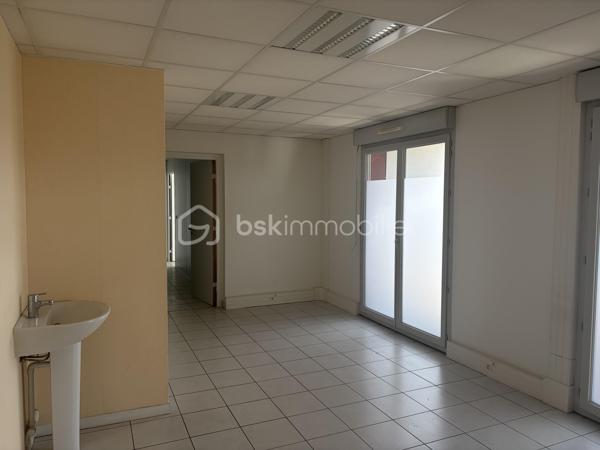 Au cœur du centre-ville de Villefontaine, à proximité immédiate des commerces, services et commodités, découvrez cette opportunité destinée aux investisseurs à la recherche d’un projet immobilier à fort potentiel.

Situé au 2ᵉ étage d’un immeuble construit en 2015, ce vaste espace d’environ 297 m² offre la possibilité de développer un projet de 4 logements, représentant près de 289 m² habitables.

UN PROJET DE 4 APPARTEMENTS DÉJÀ ÉTUDIÉ

Le projet prévoit la création de :

* T4 – 89,60 m²
* T4 – 81,56 m²
* T3 – 50,45 m²
* T3 – 67,68 m²

Soit 4 logements indépendants et près de 289 m² habitables.

Le bien bénéficie d’un permis de construire obtenu pour une destination logements, permettant à l’acquéreur de se positionner sur une opération dont le potentiel a déjà été étudié.

LES ATOUTS DE L’OPÉRATION

✓ Environ 297 m² à valoriser
✓ 4 logements projetés
✓ Près de 289 m² habitables
✓ 5 places de parking
✓ Permis de construire obtenu
✓ Plans et projet déjà étudiés
✓ Immeuble récent de 2015
✓ Ascenseur situé au 1er étage – n°3
✓ Emplacement central à Villefontaine
✓ Commerces et commodités à proximité
✓ Potentiel de création de valeur

UNE STRATÉGIE D’INVESTISSEMENT À FORTE VALEUR AJOUTÉE

L’intérêt majeur de cette opération réside dans la reconfiguration d’un grand volume en plusieurs logements, permettant d’envisager différentes stratégies selon les objectifs de l’acquéreur :

• Acquisition + travaux + revente à la découpe
• Conservation des logements dans une stratégie patrimoniale
• Mise en location des appartements après transformation

Une opération particulièrement intéressante pour un marchand de biens, un investisseur ou un opérateur immobilier maîtrisant les travaux et souhaitant exploiter un potentiel de valorisation.

 Dossier complet et plans disponibles sur demande.

Une opportunité rare pour un investisseur souhaitant acquérir un actif présentant un potentiel de transformation et de création de valeur au cœur de Villefontaine.

Vous souhaitez découvrir le potentiel de cette opération ? Contactez-moi pour organiser une visite.