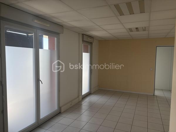 Au cœur du centre-ville de Villefontaine, à proximité immédiate des commerces, services et commodités, découvrez cette opportunité destinée aux investisseurs à la recherche d’un projet immobilier à fort potentiel.

Situé au 2ᵉ étage d’un immeuble construit en 2015, ce vaste espace d’environ 297 m² offre la possibilité de développer un projet de 4 logements, représentant près de 289 m² habitables.

UN PROJET DE 4 APPARTEMENTS DÉJÀ ÉTUDIÉ

Le projet prévoit la création de :

* T4 – 89,60 m²
* T4 – 81,56 m²
* T3 – 50,45 m²
* T3 – 67,68 m²

Soit 4 logements indépendants et près de 289 m² habitables.

Le bien bénéficie d’un permis de construire obtenu pour une destination logements, permettant à l’acquéreur de se positionner sur une opération dont le potentiel a déjà été étudié.

LES ATOUTS DE L’OPÉRATION

✓ Environ 297 m² à valoriser
✓ 4 logements projetés
✓ Près de 289 m² habitables
✓ 5 places de parking
✓ Permis de construire obtenu
✓ Plans et projet déjà étudiés
✓ Immeuble récent de 2015
✓ Ascenseur situé au 1er étage – n°3
✓ Emplacement central à Villefontaine
✓ Commerces et commodités à proximité
✓ Potentiel de création de valeur

UNE STRATÉGIE D’INVESTISSEMENT À FORTE VALEUR AJOUTÉE

L’intérêt majeur de cette opération réside dans la reconfiguration d’un grand volume en plusieurs logements, permettant d’envisager différentes stratégies selon les objectifs de l’acquéreur :

• Acquisition + travaux + revente à la découpe
• Conservation des logements dans une stratégie patrimoniale
• Mise en location des appartements après transformation

Une opération particulièrement intéressante pour un marchand de biens, un investisseur ou un opérateur immobilier maîtrisant les travaux et souhaitant exploiter un potentiel de valorisation.

 Dossier complet et plans disponibles sur demande.

Une opportunité rare pour un investisseur souhaitant acquérir un actif présentant un potentiel de transformation et de création de valeur au cœur de Villefontaine.

Vous souhaitez découvrir le potentiel de cette opération ? Contactez-moi pour organiser une visite.