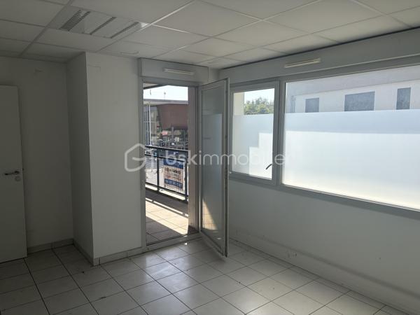 Au cœur du centre-ville de Villefontaine, à proximité immédiate des commerces, services et commodités, découvrez cette opportunité destinée aux investisseurs à la recherche d’un projet immobilier à fort potentiel.

Situé au 2ᵉ étage d’un immeuble construit en 2015, ce vaste espace d’environ 297 m² offre la possibilité de développer un projet de 4 logements, représentant près de 289 m² habitables.

UN PROJET DE 4 APPARTEMENTS DÉJÀ ÉTUDIÉ

Le projet prévoit la création de :

* T4 – 89,60 m²
* T4 – 81,56 m²
* T3 – 50,45 m²
* T3 – 67,68 m²

Soit 4 logements indépendants et près de 289 m² habitables.

Le bien bénéficie d’un permis de construire obtenu pour une destination logements, permettant à l’acquéreur de se positionner sur une opération dont le potentiel a déjà été étudié.

LES ATOUTS DE L’OPÉRATION

✓ Environ 297 m² à valoriser
✓ 4 logements projetés
✓ Près de 289 m² habitables
✓ 5 places de parking
✓ Permis de construire obtenu
✓ Plans et projet déjà étudiés
✓ Immeuble récent de 2015
✓ Ascenseur situé au 1er étage – n°3
✓ Emplacement central à Villefontaine
✓ Commerces et commodités à proximité
✓ Potentiel de création de valeur

UNE STRATÉGIE D’INVESTISSEMENT À FORTE VALEUR AJOUTÉE

L’intérêt majeur de cette opération réside dans la reconfiguration d’un grand volume en plusieurs logements, permettant d’envisager différentes stratégies selon les objectifs de l’acquéreur :

• Acquisition + travaux + revente à la découpe
• Conservation des logements dans une stratégie patrimoniale
• Mise en location des appartements après transformation

Une opération particulièrement intéressante pour un marchand de biens, un investisseur ou un opérateur immobilier maîtrisant les travaux et souhaitant exploiter un potentiel de valorisation.

 Dossier complet et plans disponibles sur demande.

Une opportunité rare pour un investisseur souhaitant acquérir un actif présentant un potentiel de transformation et de création de valeur au cœur de Villefontaine.

Vous souhaitez découvrir le potentiel de cette opération ? Contactez-moi pour organiser une visite.
