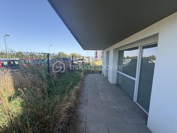 Au cœur du centre-ville de Villefontaine, à proximité immédiate des commerces, services et commodités, découvrez cette opportunité destinée aux investisseurs à la recherche d’un projet immobilier à fort potentiel.

Situé au 2ᵉ étage d’un immeuble construit en 2015, ce vaste espace d’environ 297 m² offre la possibilité de développer un projet de 4 logements, représentant près de 289 m² habitables.

UN PROJET DE 4 APPARTEMENTS DÉJÀ ÉTUDIÉ

Le projet prévoit la création de :

* T4 – 89,60 m²
* T4 – 81,56 m²
* T3 – 50,45 m²
* T3 – 67,68 m²

Soit 4 logements indépendants et près de 289 m² habitables.

Le bien bénéficie d’un permis de construire obtenu pour une destination logements, permettant à l’acquéreur de se positionner sur une opération dont le potentiel a déjà été étudié.

LES ATOUTS DE L’OPÉRATION

✓ Environ 297 m² à valoriser
✓ 4 logements projetés
✓ Près de 289 m² habitables
✓ 5 places de parking
✓ Permis de construire obtenu
✓ Plans et projet déjà étudiés
✓ Immeuble récent de 2015
✓ Ascenseur situé au 1er étage – n°3
✓ Emplacement central à Villefontaine
✓ Commerces et commodités à proximité
✓ Potentiel de création de valeur

UNE STRATÉGIE D’INVESTISSEMENT À FORTE VALEUR AJOUTÉE

L’intérêt majeur de cette opération réside dans la reconfiguration d’un grand volume en plusieurs logements, permettant d’envisager différentes stratégies selon les objectifs de l’acquéreur :

• Acquisition + travaux + revente à la découpe
• Conservation des logements dans une stratégie patrimoniale
• Mise en location des appartements après transformation

Une opération particulièrement intéressante pour un marchand de biens, un investisseur ou un opérateur immobilier maîtrisant les travaux et souhaitant exploiter un potentiel de valorisation.

 Dossier complet et plans disponibles sur demande.

Une opportunité rare pour un investisseur souhaitant acquérir un actif présentant un potentiel de transformation et de création de valeur au cœur de Villefontaine.

Vous souhaitez découvrir le potentiel de cette opération ? Contactez-moi pour organiser une visite.