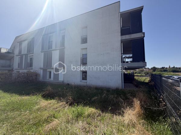 Au cœur du centre-ville de Villefontaine, à proximité immédiate des commerces, services et commodités, découvrez cette opportunité destinée aux investisseurs à la recherche d’un projet immobilier à fort potentiel.

Situé au 2ᵉ étage d’un immeuble construit en 2015, ce vaste espace d’environ 297 m² offre la possibilité de développer un projet de 4 logements, représentant près de 289 m² habitables.

UN PROJET DE 4 APPARTEMENTS DÉJÀ ÉTUDIÉ

Le projet prévoit la création de :

* T4 – 89,60 m²
* T4 – 81,56 m²
* T3 – 50,45 m²
* T3 – 67,68 m²

Soit 4 logements indépendants et près de 289 m² habitables.

Le bien bénéficie d’un permis de construire obtenu pour une destination logements, permettant à l’acquéreur de se positionner sur une opération dont le potentiel a déjà été étudié.

LES ATOUTS DE L’OPÉRATION

✓ Environ 297 m² à valoriser
✓ 4 logements projetés
✓ Près de 289 m² habitables
✓ 5 places de parking
✓ Permis de construire obtenu
✓ Plans et projet déjà étudiés
✓ Immeuble récent de 2015
✓ Ascenseur situé au 1er étage – n°3
✓ Emplacement central à Villefontaine
✓ Commerces et commodités à proximité
✓ Potentiel de création de valeur

UNE STRATÉGIE D’INVESTISSEMENT À FORTE VALEUR AJOUTÉE

L’intérêt majeur de cette opération réside dans la reconfiguration d’un grand volume en plusieurs logements, permettant d’envisager différentes stratégies selon les objectifs de l’acquéreur :

• Acquisition + travaux + revente à la découpe
• Conservation des logements dans une stratégie patrimoniale
• Mise en location des appartements après transformation

Une opération particulièrement intéressante pour un marchand de biens, un investisseur ou un opérateur immobilier maîtrisant les travaux et souhaitant exploiter un potentiel de valorisation.

 Dossier complet et plans disponibles sur demande.

Une opportunité rare pour un investisseur souhaitant acquérir un actif présentant un potentiel de transformation et de création de valeur au cœur de Villefontaine.

Vous souhaitez découvrir le potentiel de cette opération ? Contactez-moi pour organiser une visite.