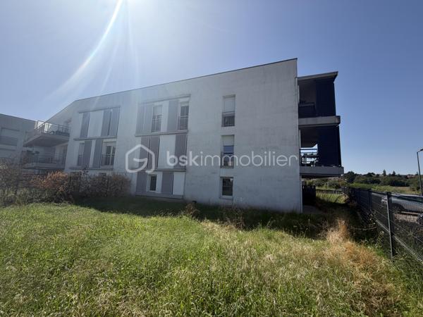 Au cœur du centre-ville de Villefontaine, à proximité immédiate des commerces, services et commodités, découvrez cette opportunité destinée aux investisseurs à la recherche d’un projet immobilier à fort potentiel.

Situé au 2ᵉ étage d’un immeuble construit en 2015, ce vaste espace d’environ 297 m² offre la possibilité de développer un projet de 4 logements, représentant près de 289 m² habitables.

UN PROJET DE 4 APPARTEMENTS DÉJÀ ÉTUDIÉ

Le projet prévoit la création de :

* T4 – 89,60 m²
* T4 – 81,56 m²
* T3 – 50,45 m²
* T3 – 67,68 m²

Soit 4 logements indépendants et près de 289 m² habitables.

Le bien bénéficie d’un permis de construire obtenu pour une destination logements, permettant à l’acquéreur de se positionner sur une opération dont le potentiel a déjà été étudié.

LES ATOUTS DE L’OPÉRATION

✓ Environ 297 m² à valoriser
✓ 4 logements projetés
✓ Près de 289 m² habitables
✓ 5 places de parking
✓ Permis de construire obtenu
✓ Plans et projet déjà étudiés
✓ Immeuble récent de 2015
✓ Ascenseur situé au 1er étage – n°3
✓ Emplacement central à Villefontaine
✓ Commerces et commodités à proximité
✓ Potentiel de création de valeur

UNE STRATÉGIE D’INVESTISSEMENT À FORTE VALEUR AJOUTÉE

L’intérêt majeur de cette opération réside dans la reconfiguration d’un grand volume en plusieurs logements, permettant d’envisager différentes stratégies selon les objectifs de l’acquéreur :

• Acquisition + travaux + revente à la découpe
• Conservation des logements dans une stratégie patrimoniale
• Mise en location des appartements après transformation

Une opération particulièrement intéressante pour un marchand de biens, un investisseur ou un opérateur immobilier maîtrisant les travaux et souhaitant exploiter un potentiel de valorisation.

 Dossier complet et plans disponibles sur demande.

Une opportunité rare pour un investisseur souhaitant acquérir un actif présentant un potentiel de transformation et de création de valeur au cœur de Villefontaine.

Vous souhaitez découvrir le potentiel de cette opération ? Contactez-moi pour organiser une visite.