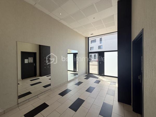 Au cœur du centre-ville de Villefontaine, à proximité immédiate des commerces, services et commodités, découvrez cette opportunité destinée aux investisseurs à la recherche d’un projet immobilier à fort potentiel.

Situé au 2ᵉ étage d’un immeuble construit en 2015, ce vaste espace d’environ 297 m² offre la possibilité de développer un projet de 4 logements, représentant près de 289 m² habitables.

UN PROJET DE 4 APPARTEMENTS DÉJÀ ÉTUDIÉ

Le projet prévoit la création de :

* T4 – 89,60 m²
* T4 – 81,56 m²
* T3 – 50,45 m²
* T3 – 67,68 m²

Soit 4 logements indépendants et près de 289 m² habitables.

Le bien bénéficie d’un permis de construire obtenu pour une destination logements, permettant à l’acquéreur de se positionner sur une opération dont le potentiel a déjà été étudié.

LES ATOUTS DE L’OPÉRATION

✓ Environ 297 m² à valoriser
✓ 4 logements projetés
✓ Près de 289 m² habitables
✓ 5 places de parking
✓ Permis de construire obtenu
✓ Plans et projet déjà étudiés
✓ Immeuble récent de 2015
✓ Ascenseur situé au 1er étage – n°3
✓ Emplacement central à Villefontaine
✓ Commerces et commodités à proximité
✓ Potentiel de création de valeur

UNE STRATÉGIE D’INVESTISSEMENT À FORTE VALEUR AJOUTÉE

L’intérêt majeur de cette opération réside dans la reconfiguration d’un grand volume en plusieurs logements, permettant d’envisager différentes stratégies selon les objectifs de l’acquéreur :

• Acquisition + travaux + revente à la découpe
• Conservation des logements dans une stratégie patrimoniale
• Mise en location des appartements après transformation

Une opération particulièrement intéressante pour un marchand de biens, un investisseur ou un opérateur immobilier maîtrisant les travaux et souhaitant exploiter un potentiel de valorisation.

 Dossier complet et plans disponibles sur demande.

Une opportunité rare pour un investisseur souhaitant acquérir un actif présentant un potentiel de transformation et de création de valeur au cœur de Villefontaine.

Vous souhaitez découvrir le potentiel de cette opération ? Contactez-moi pour organiser une visite.
