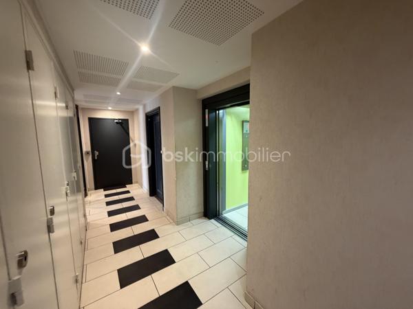 Au cœur du centre-ville de Villefontaine, à proximité immédiate des commerces, services et commodités, découvrez cette opportunité destinée aux investisseurs à la recherche d’un projet immobilier à fort potentiel.

Situé au 2ᵉ étage d’un immeuble construit en 2015, ce vaste espace d’environ 297 m² offre la possibilité de développer un projet de 4 logements, représentant près de 289 m² habitables.

UN PROJET DE 4 APPARTEMENTS DÉJÀ ÉTUDIÉ

Le projet prévoit la création de :

* T4 – 89,60 m²
* T4 – 81,56 m²
* T3 – 50,45 m²
* T3 – 67,68 m²

Soit 4 logements indépendants et près de 289 m² habitables.

Le bien bénéficie d’un permis de construire obtenu pour une destination logements, permettant à l’acquéreur de se positionner sur une opération dont le potentiel a déjà été étudié.

LES ATOUTS DE L’OPÉRATION

✓ Environ 297 m² à valoriser
✓ 4 logements projetés
✓ Près de 289 m² habitables
✓ 5 places de parking
✓ Permis de construire obtenu
✓ Plans et projet déjà étudiés
✓ Immeuble récent de 2015
✓ Ascenseur situé au 1er étage – n°3
✓ Emplacement central à Villefontaine
✓ Commerces et commodités à proximité
✓ Potentiel de création de valeur

UNE STRATÉGIE D’INVESTISSEMENT À FORTE VALEUR AJOUTÉE

L’intérêt majeur de cette opération réside dans la reconfiguration d’un grand volume en plusieurs logements, permettant d’envisager différentes stratégies selon les objectifs de l’acquéreur :

• Acquisition + travaux + revente à la découpe
• Conservation des logements dans une stratégie patrimoniale
• Mise en location des appartements après transformation

Une opération particulièrement intéressante pour un marchand de biens, un investisseur ou un opérateur immobilier maîtrisant les travaux et souhaitant exploiter un potentiel de valorisation.

 Dossier complet et plans disponibles sur demande.

Une opportunité rare pour un investisseur souhaitant acquérir un actif présentant un potentiel de transformation et de création de valeur au cœur de Villefontaine.

Vous souhaitez découvrir le potentiel de cette opération ? Contactez-moi pour organiser une visite.