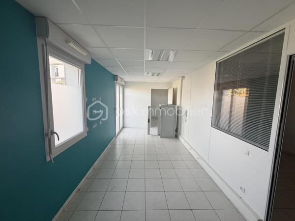 Au cœur du centre-ville de Villefontaine, à proximité immédiate des commerces, services et commodités, découvrez cette opportunité destinée aux investisseurs à la recherche d’un projet immobilier à fort potentiel.

Situé au 2ᵉ étage d’un immeuble construit en 2015, ce vaste espace d’environ 297 m² offre la possibilité de développer un projet de 4 logements, représentant près de 289 m² habitables.

UN PROJET DE 4 APPARTEMENTS DÉJÀ ÉTUDIÉ

Le projet prévoit la création de :

* T4 – 89,60 m²
* T4 – 81,56 m²
* T3 – 50,45 m²
* T3 – 67,68 m²

Soit 4 logements indépendants et près de 289 m² habitables.

Le bien bénéficie d’un permis de construire obtenu pour une destination logements, permettant à l’acquéreur de se positionner sur une opération dont le potentiel a déjà été étudié.

LES ATOUTS DE L’OPÉRATION

✓ Environ 297 m² à valoriser
✓ 4 logements projetés
✓ Près de 289 m² habitables
✓ 5 places de parking
✓ Permis de construire obtenu
✓ Plans et projet déjà étudiés
✓ Immeuble récent de 2015
✓ Ascenseur situé au 1er étage – n°3
✓ Emplacement central à Villefontaine
✓ Commerces et commodités à proximité
✓ Potentiel de création de valeur

UNE STRATÉGIE D’INVESTISSEMENT À FORTE VALEUR AJOUTÉE

L’intérêt majeur de cette opération réside dans la reconfiguration d’un grand volume en plusieurs logements, permettant d’envisager différentes stratégies selon les objectifs de l’acquéreur :

• Acquisition + travaux + revente à la découpe
• Conservation des logements dans une stratégie patrimoniale
• Mise en location des appartements après transformation

Une opération particulièrement intéressante pour un marchand de biens, un investisseur ou un opérateur immobilier maîtrisant les travaux et souhaitant exploiter un potentiel de valorisation.

 Dossier complet et plans disponibles sur demande.

Une opportunité rare pour un investisseur souhaitant acquérir un actif présentant un potentiel de transformation et de création de valeur au cœur de Villefontaine.

Vous souhaitez découvrir le potentiel de cette opération ? Contactez-moi pour organiser une visite.