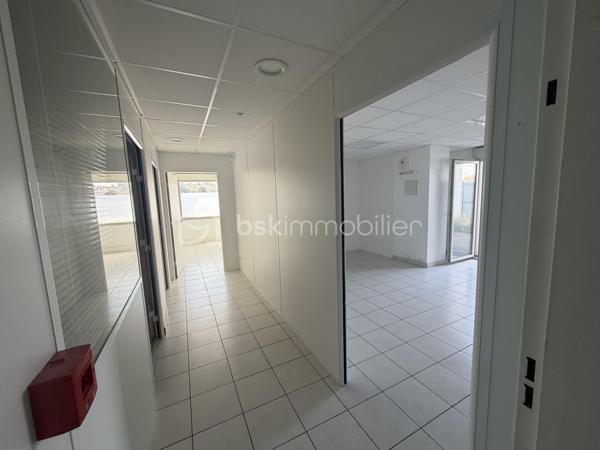 Au cœur du centre-ville de Villefontaine, à proximité immédiate des commerces, services et commodités, découvrez cette opportunité destinée aux investisseurs à la recherche d’un projet immobilier à fort potentiel.

Situé au 2ᵉ étage d’un immeuble construit en 2015, ce vaste espace d’environ 297 m² offre la possibilité de développer un projet de 4 logements, représentant près de 289 m² habitables.

UN PROJET DE 4 APPARTEMENTS DÉJÀ ÉTUDIÉ

Le projet prévoit la création de :

* T4 – 89,60 m²
* T4 – 81,56 m²
* T3 – 50,45 m²
* T3 – 67,68 m²

Soit 4 logements indépendants et près de 289 m² habitables.

Le bien bénéficie d’un permis de construire obtenu pour une destination logements, permettant à l’acquéreur de se positionner sur une opération dont le potentiel a déjà été étudié.

LES ATOUTS DE L’OPÉRATION

✓ Environ 297 m² à valoriser
✓ 4 logements projetés
✓ Près de 289 m² habitables
✓ 5 places de parking
✓ Permis de construire obtenu
✓ Plans et projet déjà étudiés
✓ Immeuble récent de 2015
✓ Ascenseur situé au 1er étage – n°3
✓ Emplacement central à Villefontaine
✓ Commerces et commodités à proximité
✓ Potentiel de création de valeur

UNE STRATÉGIE D’INVESTISSEMENT À FORTE VALEUR AJOUTÉE

L’intérêt majeur de cette opération réside dans la reconfiguration d’un grand volume en plusieurs logements, permettant d’envisager différentes stratégies selon les objectifs de l’acquéreur :

• Acquisition + travaux + revente à la découpe
• Conservation des logements dans une stratégie patrimoniale
• Mise en location des appartements après transformation

Une opération particulièrement intéressante pour un marchand de biens, un investisseur ou un opérateur immobilier maîtrisant les travaux et souhaitant exploiter un potentiel de valorisation.

 Dossier complet et plans disponibles sur demande.

Une opportunité rare pour un investisseur souhaitant acquérir un actif présentant un potentiel de transformation et de création de valeur au cœur de Villefontaine.

Vous souhaitez découvrir le potentiel de cette opération ? Contactez-moi pour organiser une visite.