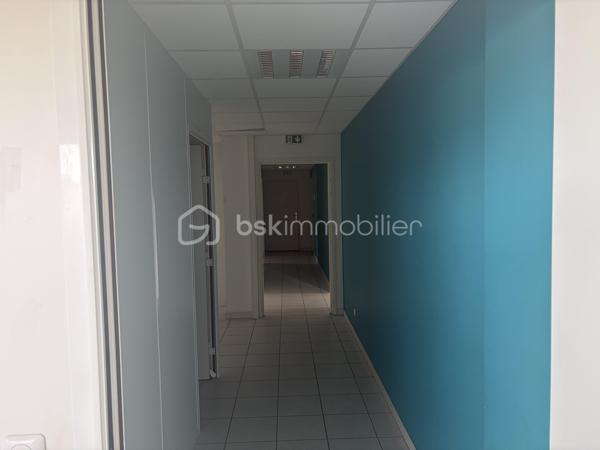 Au cœur du centre-ville de Villefontaine, à proximité immédiate des commerces, services et commodités, découvrez cette opportunité destinée aux investisseurs à la recherche d’un projet immobilier à fort potentiel.

Situé au 2ᵉ étage d’un immeuble construit en 2015, ce vaste espace d’environ 297 m² offre la possibilité de développer un projet de 4 logements, représentant près de 289 m² habitables.

UN PROJET DE 4 APPARTEMENTS DÉJÀ ÉTUDIÉ

Le projet prévoit la création de :

* T4 – 89,60 m²
* T4 – 81,56 m²
* T3 – 50,45 m²
* T3 – 67,68 m²

Soit 4 logements indépendants et près de 289 m² habitables.

Le bien bénéficie d’un permis de construire obtenu pour une destination logements, permettant à l’acquéreur de se positionner sur une opération dont le potentiel a déjà été étudié.

LES ATOUTS DE L’OPÉRATION

✓ Environ 297 m² à valoriser
✓ 4 logements projetés
✓ Près de 289 m² habitables
✓ 5 places de parking
✓ Permis de construire obtenu
✓ Plans et projet déjà étudiés
✓ Immeuble récent de 2015
✓ Ascenseur situé au 1er étage – n°3
✓ Emplacement central à Villefontaine
✓ Commerces et commodités à proximité
✓ Potentiel de création de valeur

UNE STRATÉGIE D’INVESTISSEMENT À FORTE VALEUR AJOUTÉE

L’intérêt majeur de cette opération réside dans la reconfiguration d’un grand volume en plusieurs logements, permettant d’envisager différentes stratégies selon les objectifs de l’acquéreur :

• Acquisition + travaux + revente à la découpe
• Conservation des logements dans une stratégie patrimoniale
• Mise en location des appartements après transformation

Une opération particulièrement intéressante pour un marchand de biens, un investisseur ou un opérateur immobilier maîtrisant les travaux et souhaitant exploiter un potentiel de valorisation.

 Dossier complet et plans disponibles sur demande.

Une opportunité rare pour un investisseur souhaitant acquérir un actif présentant un potentiel de transformation et de création de valeur au cœur de Villefontaine.

Vous souhaitez découvrir le potentiel de cette opération ? Contactez-moi pour organiser une visite.