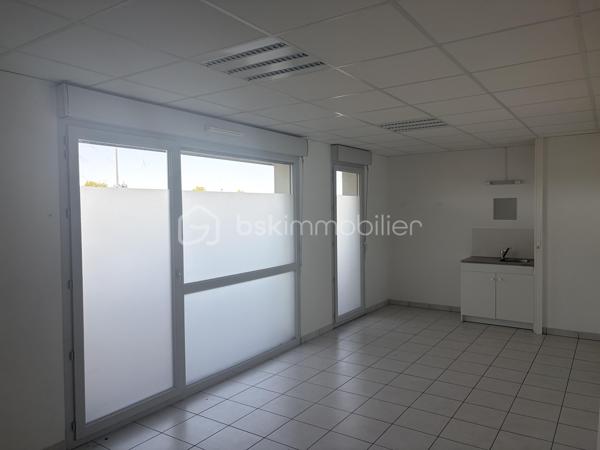 Au cœur du centre-ville de Villefontaine, à proximité immédiate des commerces, services et commodités, découvrez cette opportunité destinée aux investisseurs à la recherche d’un projet immobilier à fort potentiel.

Situé au 2ᵉ étage d’un immeuble construit en 2015, ce vaste espace d’environ 297 m² offre la possibilité de développer un projet de 4 logements, représentant près de 289 m² habitables.

UN PROJET DE 4 APPARTEMENTS DÉJÀ ÉTUDIÉ

Le projet prévoit la création de :

* T4 – 89,60 m²
* T4 – 81,56 m²
* T3 – 50,45 m²
* T3 – 67,68 m²

Soit 4 logements indépendants et près de 289 m² habitables.

Le bien bénéficie d’un permis de construire obtenu pour une destination logements, permettant à l’acquéreur de se positionner sur une opération dont le potentiel a déjà été étudié.

LES ATOUTS DE L’OPÉRATION

✓ Environ 297 m² à valoriser
✓ 4 logements projetés
✓ Près de 289 m² habitables
✓ 5 places de parking
✓ Permis de construire obtenu
✓ Plans et projet déjà étudiés
✓ Immeuble récent de 2015
✓ Ascenseur situé au 1er étage – n°3
✓ Emplacement central à Villefontaine
✓ Commerces et commodités à proximité
✓ Potentiel de création de valeur

UNE STRATÉGIE D’INVESTISSEMENT À FORTE VALEUR AJOUTÉE

L’intérêt majeur de cette opération réside dans la reconfiguration d’un grand volume en plusieurs logements, permettant d’envisager différentes stratégies selon les objectifs de l’acquéreur :

• Acquisition + travaux + revente à la découpe
• Conservation des logements dans une stratégie patrimoniale
• Mise en location des appartements après transformation

Une opération particulièrement intéressante pour un marchand de biens, un investisseur ou un opérateur immobilier maîtrisant les travaux et souhaitant exploiter un potentiel de valorisation.

 Dossier complet et plans disponibles sur demande.

Une opportunité rare pour un investisseur souhaitant acquérir un actif présentant un potentiel de transformation et de création de valeur au cœur de Villefontaine.

Vous souhaitez découvrir le potentiel de cette opération ? Contactez-moi pour organiser une visite.