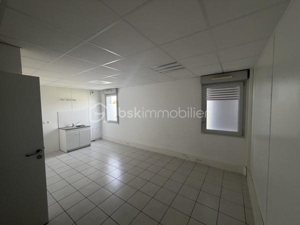 Au cœur du centre-ville de Villefontaine, à proximité immédiate des commerces, services et commodités, découvrez cette opportunité destinée aux investisseurs à la recherche d’un projet immobilier à fort potentiel.

Situé au 2ᵉ étage d’un immeuble construit en 2015, ce vaste espace d’environ 297 m² offre la possibilité de développer un projet de 4 logements, représentant près de 289 m² habitables.

UN PROJET DE 4 APPARTEMENTS DÉJÀ ÉTUDIÉ

Le projet prévoit la création de :

* T4 – 89,60 m²
* T4 – 81,56 m²
* T3 – 50,45 m²
* T3 – 67,68 m²

Soit 4 logements indépendants et près de 289 m² habitables.

Le bien bénéficie d’un permis de construire obtenu pour une destination logements, permettant à l’acquéreur de se positionner sur une opération dont le potentiel a déjà été étudié.

LES ATOUTS DE L’OPÉRATION

✓ Environ 297 m² à valoriser
✓ 4 logements projetés
✓ Près de 289 m² habitables
✓ 5 places de parking
✓ Permis de construire obtenu
✓ Plans et projet déjà étudiés
✓ Immeuble récent de 2015
✓ Ascenseur situé au 1er étage – n°3
✓ Emplacement central à Villefontaine
✓ Commerces et commodités à proximité
✓ Potentiel de création de valeur

UNE STRATÉGIE D’INVESTISSEMENT À FORTE VALEUR AJOUTÉE

L’intérêt majeur de cette opération réside dans la reconfiguration d’un grand volume en plusieurs logements, permettant d’envisager différentes stratégies selon les objectifs de l’acquéreur :

• Acquisition + travaux + revente à la découpe
• Conservation des logements dans une stratégie patrimoniale
• Mise en location des appartements après transformation

Une opération particulièrement intéressante pour un marchand de biens, un investisseur ou un opérateur immobilier maîtrisant les travaux et souhaitant exploiter un potentiel de valorisation.

 Dossier complet et plans disponibles sur demande.

Une opportunité rare pour un investisseur souhaitant acquérir un actif présentant un potentiel de transformation et de création de valeur au cœur de Villefontaine.

Vous souhaitez découvrir le potentiel de cette opération ? Contactez-moi pour organiser une visite.