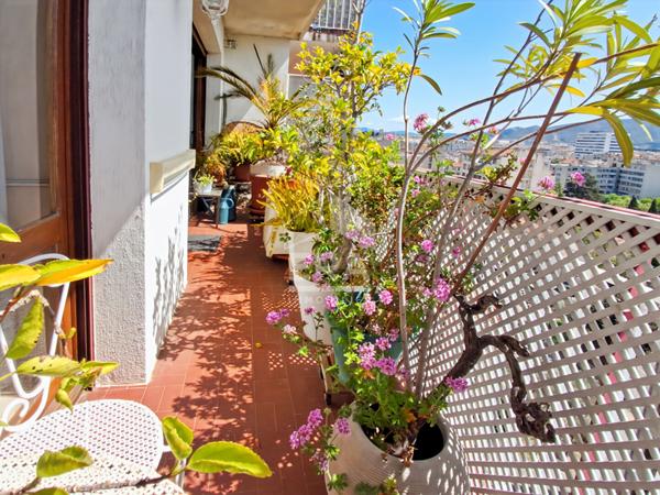 À vendre  T4 de 93,7m² avec balcon filant.