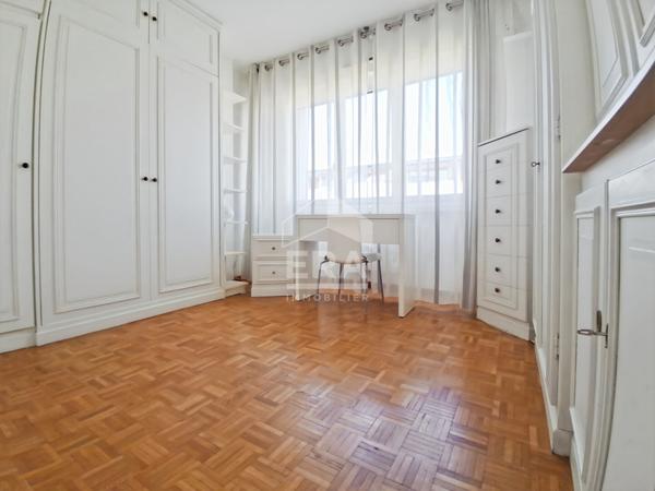 À vendre  T4 de 93,7m² avec balcon filant.