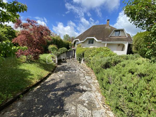 Entrez… et laissez-vous séduire par votre futur chez-vous !

Nous sommes ravis de vous présenter cette superbe maison contemporaine, située dans un environnement recherché pour son calme et sa proximité avec les commodités. Très lumineuse, et offrant de grand volumes de qualités, cette maison est idéale pour une famille en quête de confort quotidien et d'espaces.


Au rez-de-chaussée:
- Une belle entrée,
- Deux chambres avec salle d'eau/de bain. 

En 1er demi-palier: 
Un séjour / salle à manger très lumineux avec cheminée ouvrant sur une charmante terrasse, 
- une cuisine aménagée
- Un WC.

En 2 ème demi-palier avant le premier étage : 
- Deux chambres avec chacunes sa salle d'eau.

A l'étage : 
- Une grande mezzanine,
- Une suite parentale, comprenant une baignoire et des toilettes séparées.

Les +:
un sous-sol total comprenant :  Un grand garage, Une buanderie, Un cellier ainsi qu'un coin bricolage.

Travaux à prévoir : toiture, électricité, plomberie

Avec son architecture contemporaine pleine de caractère, cette maison constitue une belle opportunité de rénovation pour créer le cocon qui vous ressemble. Édifiée sur un terrain clos et arboré d’environ 900 m², elle invite à profiter d’un cadre paisible et verdoyant.

Faire vite ! Un bien rare et plein de potentiel, idéal pour les acquéreurs en quête d’un projet familial ou d’un investissement de qualité.