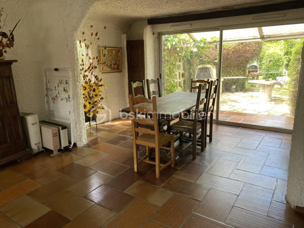 Entrez… et laissez-vous séduire par votre futur chez-vous !

Nous sommes ravis de vous présenter cette superbe maison contemporaine, située dans un environnement recherché pour son calme et sa proximité avec les commodités. Très lumineuse, et offrant de grand volumes de qualités, cette maison est idéale pour une famille en quête de confort quotidien et d'espaces.


Au rez-de-chaussée:
- Une belle entrée,
- Deux chambres avec salle d'eau/de bain. 

En 1er demi-palier: 
Un séjour / salle à manger très lumineux avec cheminée ouvrant sur une charmante terrasse, 
- une cuisine aménagée
- Un WC.

En 2 ème demi-palier avant le premier étage : 
- Deux chambres avec chacunes sa salle d'eau.

A l'étage : 
- Une grande mezzanine,
- Une suite parentale, comprenant une baignoire et des toilettes séparées.

Les +:
un sous-sol total comprenant :  Un grand garage, Une buanderie, Un cellier ainsi qu'un coin bricolage.

Travaux à prévoir : toiture, électricité, plomberie

Avec son architecture contemporaine pleine de caractère, cette maison constitue une belle opportunité de rénovation pour créer le cocon qui vous ressemble. Édifiée sur un terrain clos et arboré d’environ 900 m², elle invite à profiter d’un cadre paisible et verdoyant.

Faire vite ! Un bien rare et plein de potentiel, idéal pour les acquéreurs en quête d’un projet familial ou d’un investissement de qualité.