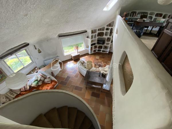 Entrez… et laissez-vous séduire par votre futur chez-vous !

Nous sommes ravis de vous présenter cette superbe maison contemporaine, située dans un environnement recherché pour son calme et sa proximité avec les commodités. Très lumineuse, et offrant de grand volumes de qualités, cette maison est idéale pour une famille en quête de confort quotidien et d'espaces.


Au rez-de-chaussée:
- Une belle entrée,
- Deux chambres avec salle d'eau/de bain. 

En 1er demi-palier: 
Un séjour / salle à manger très lumineux avec cheminée ouvrant sur une charmante terrasse, 
- une cuisine aménagée
- Un WC.

En 2 ème demi-palier avant le premier étage : 
- Deux chambres avec chacunes sa salle d'eau.

A l'étage : 
- Une grande mezzanine,
- Une suite parentale, comprenant une baignoire et des toilettes séparées.

Les +:
un sous-sol total comprenant :  Un grand garage, Une buanderie, Un cellier ainsi qu'un coin bricolage.

Travaux à prévoir : toiture, électricité, plomberie

Avec son architecture contemporaine pleine de caractère, cette maison constitue une belle opportunité de rénovation pour créer le cocon qui vous ressemble. Édifiée sur un terrain clos et arboré d’environ 900 m², elle invite à profiter d’un cadre paisible et verdoyant.

Faire vite ! Un bien rare et plein de potentiel, idéal pour les acquéreurs en quête d’un projet familial ou d’un investissement de qualité.